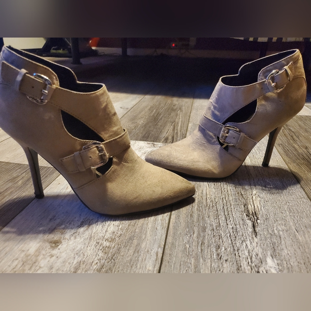 Women's Guess Size 8.5 3inch heel Beidge Suede